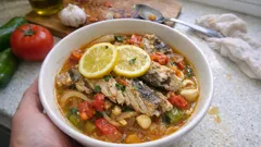 Tek tavada kefal balığı yahnisi: sebzeli, sulu ve ekmek banmalık tarif