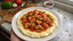 Patates püresi üzerinde tavuk sote: tek tabakta doyurucu, ev usulü akşam yemeği