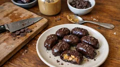 3 malzemeyle 10 dakikada: Çikolata kaplı fıstık ezmeli hurma lokumu