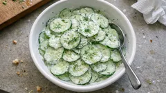 Kıtır kıtır Alman salatası: salatalığı tuzlayınca sos hiç sulanmıyor