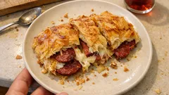 Fırınsız tavada kırpık börek: sucuklu kaşarlı, dışı çıtır içi uzayan