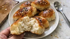 Pastane ayarında sade poğaça tarifi: dışı kıtır, içi pamuk gibi