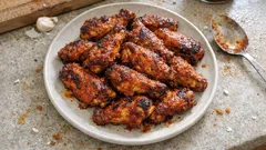 Fırında tavuk kanat: salçalı sosla dışı çıtır, içi sulu (190°C)