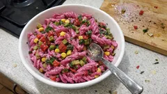 Şalgam suyunda haşlanan makarnayla ferah salata: rengiyle iştah açıyor