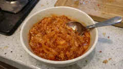 Kısık ateşte tam kıvamında soğan kavurması: salçalı, ekmeğe banmalık tarif