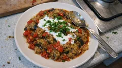 Fırında közleyip tencerede tamamlayın: közlenmiş patlıcan yemeği tarifi