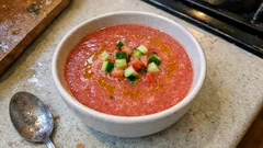 Yazın favorisi: Karpuzlu gazpacho tarifi (blenderda, 10 dakikada serinleten soğuk çorba)