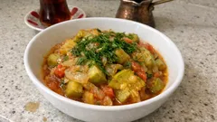 Su eklemeden kendi suyunda pişen Kabak Silkme: tencereyi silkeleyerek tam kıvamında