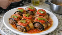 Davet sofralarına yakışan köfteli rulo patlıcan tarifi: salçalı sosuyla fırında