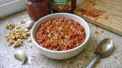 Acılı cevizli ezme tarifi: salçayı kısa kavur, sarımsağı sonda ekle