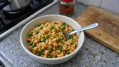 Bezelyeli bulgur pilavı: tane tane kıvam için salçayı böyle kavurun