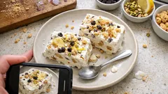 Dondurma gibi parfe tatlısı: bisküvi, muz ve damla çikolatayla buzluk tarifi