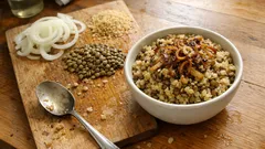 Kilis usulü müceddere pilavı: bulgur, mercimek ve yavaş pişen soğanla tane tane