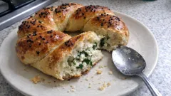 Tek kapta hazırlanan pamuk gibi peynirli çörek tarifi (dilim dilim, eşit pişer)