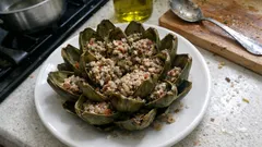 Tencerede etli enginar dolması: yaprak aralarına dolan harçla tam kıvamında