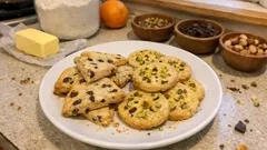 Tek hamurla iki çeşit kurabiye: portakallı Antep fıstıklı ve çikolatalı fındıklı