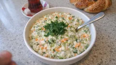 Havuçlu Nuraniye Salatası: Kabak, yoğurt ve pirinçle davet sofralarına hafif meze