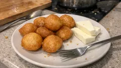 Yağ çekmeden kızaran tuzlu lokma tarifi: dışı çıtır, içi yumuşacık