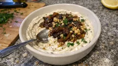 Karamelize Soğanlı Yoğurt Mezesi: Tahinle Dengeli, Ekmeğe Banmalık Tarif