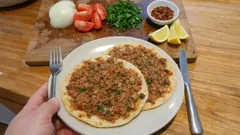 Fırınsız Kolay Lahmacun: Tavada, Kapakla Pişiyor ve İncecik Oluyor