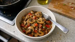 Suyunu çektirerek tam kıvamında mantar sote: soğan, biber, domatesle pratik tarif