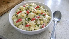 Kornişon ve köz biberli mayonezli patates salatası: dinlendikçe güzelleşir