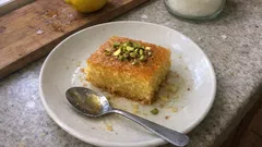 Tam ölçülü limonlu revani tarifi: sünger gibi doku, hamurlaşmadan şerbetini çeker