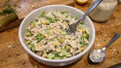 Sulanmayan sosuyla yoğurtlu tavuk göğsü salatası: pratik ve doyurucu tarif