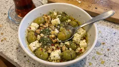 Kırma yeşil zeytin ve İzmir tulumla 10 dakikada zeytin mezesi