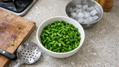 Buzlukta taze börülce nasıl saklanır? Rengini koruyan haşlama ve şoklama yöntemi