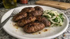 Tavada anne köftesi: dışı kızarık, içi sulu klasik ev köftesi tarifi