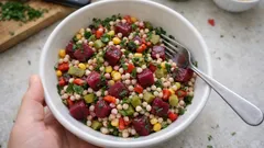 Rengiyle iştah açan pancarlı arpa şehriye salatası: önceden hazırlayıp dinlendirin