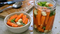 Kıtır kıtır havuç turşusu: elma sirkesi ve sarımsakla ölçüsü şaşmayan tarif