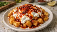 Patatesli Atom Meze: çıtır patatesin üstüne sarımsaklı yoğurt ve acı sos