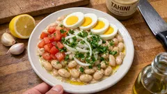 Antalya piyazı tarifi: Tahinli sosu rondoda çekince kıvamı hemen tutuyor