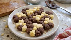 Hamur açmadan çiçek kurabiye: sade-kakaolu, ağızda dağılan kıvamıyla