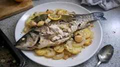 Patates-soğan yatağında fırında levrek: limon ve defneyle lokum gibi