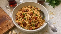 Bademli kurutulmuş domatesli bulgur pilavı: tek tencerede tane tane tarif