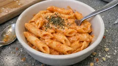 Tek tencerede kremalı domatesli makarna: sosu makarnaya yapıştıran püf nokta