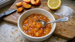 Su eklemeden yapılan ev yapımı şeftali marmelatı: parlak renkli, ipeksi kıvam