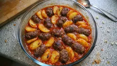 Salçalı sosuyla fırında Köfteli Patates Dizmesi: köfteyi önce mühürleyince daha sulu oluyor