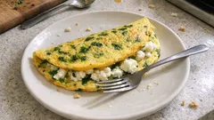 Beyaz peynirli maydanozlu omlet: 10 dakikada yumuşacık kahvaltı
