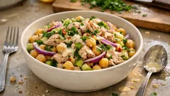 Tahinli soslu nohutlu ton balığı salatası: tek kapta, tok tutan öğün