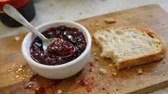 Susuz pişirerek vişnenin aromasını koruyan pürüzsüz vişne marmelatı tarifi