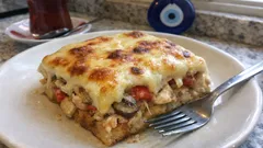 Etimek tabanlı beşamel soslu tavuk: tek tepside doyurucu fırın yemeği