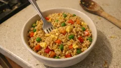 Tek tavada tane tane kızarmış pilav: susam yağı ve soya sosuyla hızlı fried rice