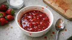 Nişasta ile topaklanmadan kıvam alan ev yapımı çilek sosu tarifi
