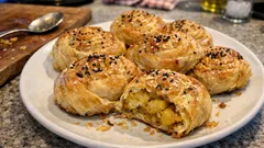 Patatesli gül böreği tarifi: fırında kurumadan çıtır çıtır sonuç veren sosla