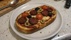 Yarım Ekmekten 15 Dakikada Karışık Ekmek Pizzası: Sucuklu, Kaşarlı, Çıtır Kenarlı