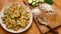 Scarpaccia tarifi: Kabak ve soğanla incecik tepsi lezzeti (vegan, çıtır kenarlı)